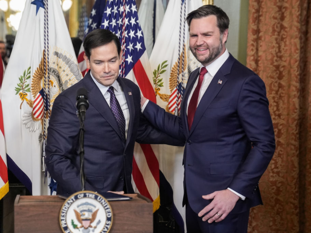 GettyImages-2194532979 Marco Rubio, US secretary of state, center, and US Vice President JD Vance during a sweari