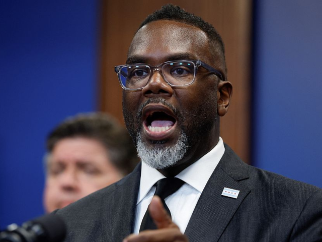 GettyImages-2232829337 Chicago mayor Brandon Johnson speaks during a press conference amid reports of federal dep
