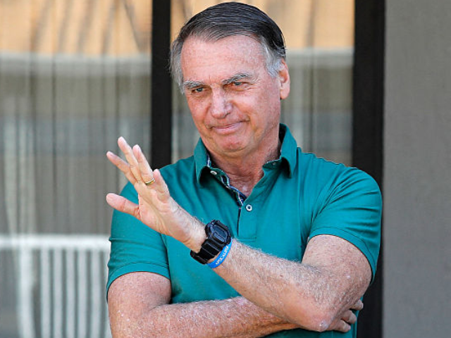 GettyImages-2234169771 TOPSHOT - Former Brazilian President Jair Bolsonaro waves at his residence in Brasilia on