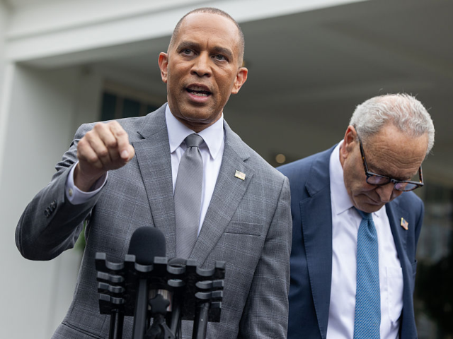 GettyImages-2237810459 WASHINGTON D.C, UNITED STATES - SEPTEMBER 29: House Minority Leader Hakeem Jeffries (D-NY)