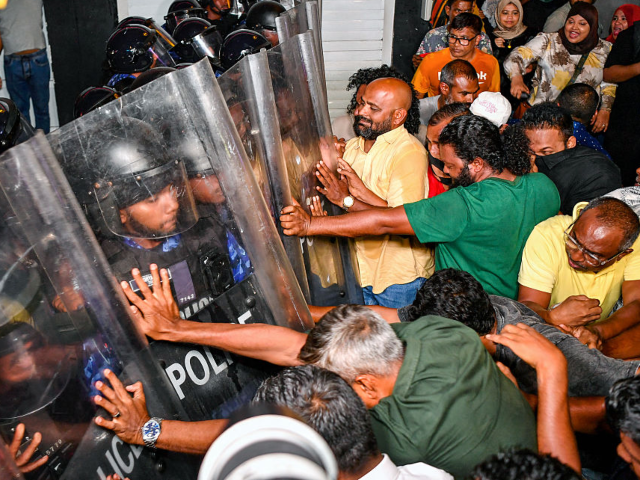 GettyImages-2238689052 Maldivian Democratic Party (MDP) supporters clash with police personnel during an anti-gov