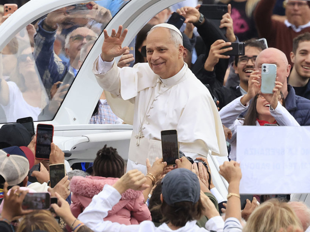GettyImages-2238933268 VATICAN CITY, VATICAN, OCTOBER 05: Pope Leo XIV waves to the faithful at the end of a mass