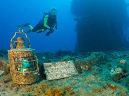 (GERMANY OUT) Diver finds Artifacts on Flight Deck of USS Saratoga, Marshall Islands, Biki