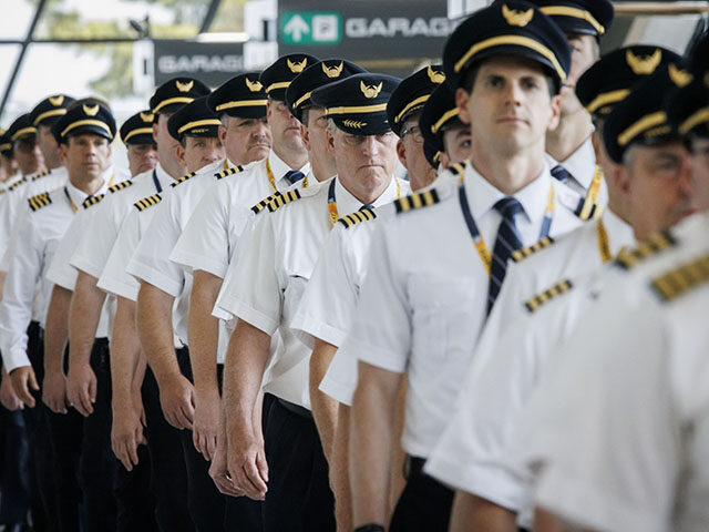 GettyImages1254160907 United Airlines pilots picket in the terminal of Washington Dulles International Airport i