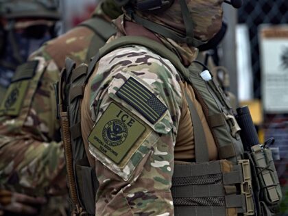 Federal agents at the suburban Chicago ICE Detention Center in Broadview, IL after a morni