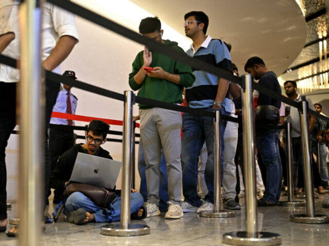 Indian Workers Line Up Customers queue to buy the newly launched iPhone 17 models at Apple Hebbal, in Bengaluru o
