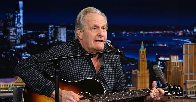 Video: Jeff Daniels Sings Trump Protest Song About a ‘World Full of Hate’ Live on MSNBC