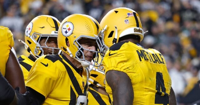 Aaron Rodgers Explodes in NSFW Rant After Dropped TD Pass in Steelers Loss