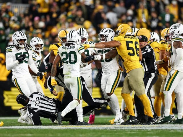 Kevin Sabitus_Getty Images (31) PITTSBURGH, PENNSYLVANIA - OCTOBER 26: Green Bay Packers players argue with Pittsburgh Ste