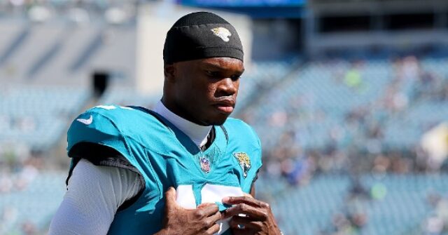 تخطي Bayless Blasts Travis Hunter لجدولة المعمودية في يوم اللعبة