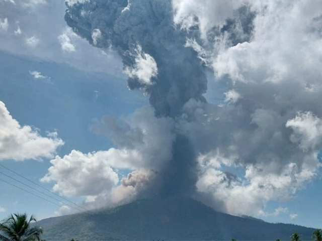 Mount-Lewotobi-Laki-laki-ap In this photo released by Geological Agency (Badan Geologi) of the Indonesia's Minist