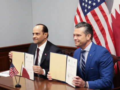 US Defense Secretary Pete Hegseth (R) and Qatari Defense Minister Sheikh Saoud bin Abdulra