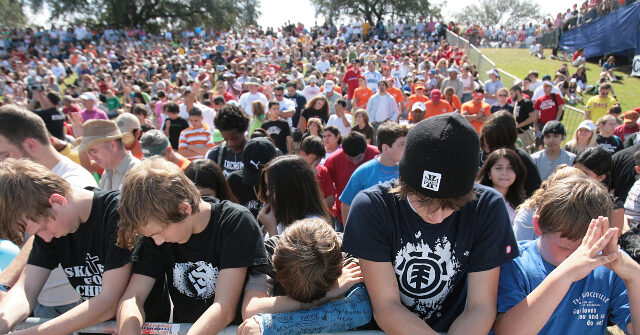 8,000 Students Attend Christian Revival at University of Tennessee