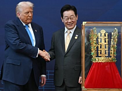 US President Donald Trump (L) shakes hands with South Korean President Lee Jae Myung durin