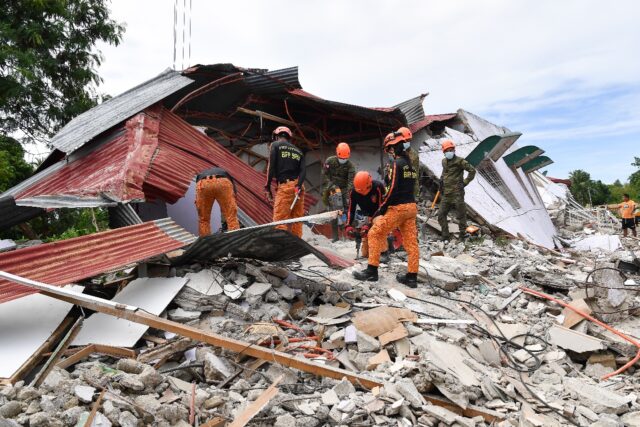 The death toll from a powerful earthquake in the central Philippines rose to 69, with scor