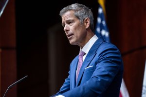 Air traffic controllers union tells members to work through shutdown