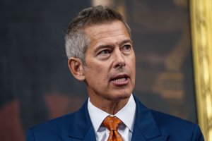 Airlines support air traffic controllers missing full paychecks