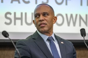 Shutdown reaches 22nd day, second longest in history; vote scheduled