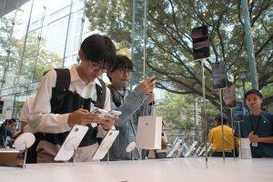 Spine docs alarmed over 'tech neck' hazard for young smartphone users