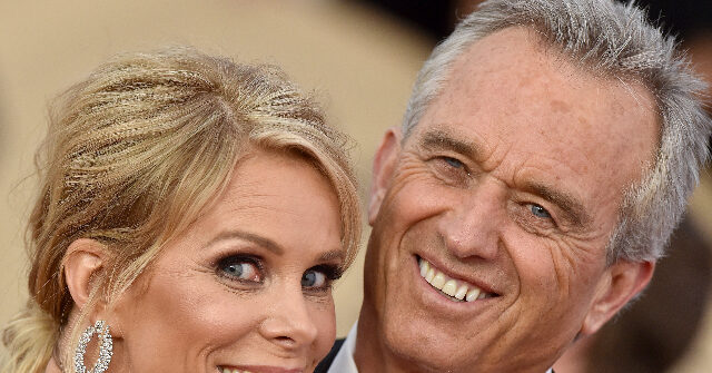 
                            Cheryl Hines Flames Hollywood's Fake 'Inclusion' Hypocrisy over Her Marriage to RFK Jr.