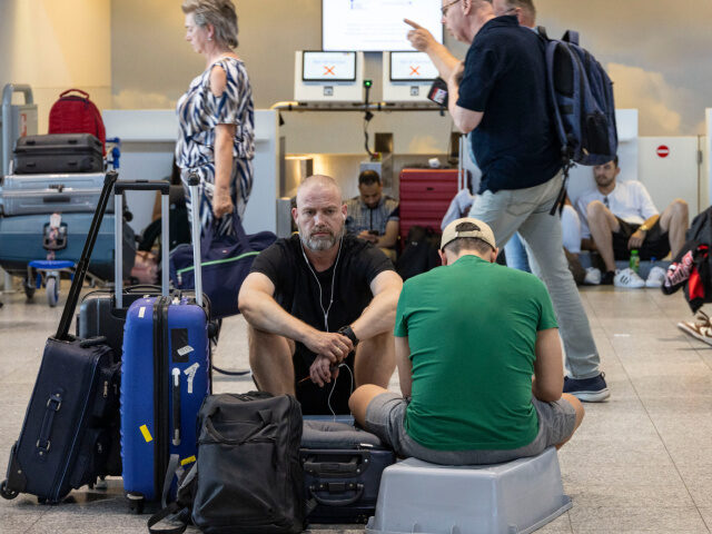 DOT, FAA Announce Flight Reductions at 40 Major Airports Due to Government Shutdown