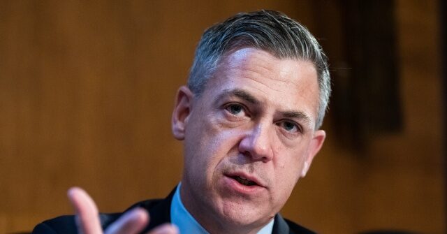 URGENTE: Senador Jim Banks Exige Fim de Programa que Prejudica Americanos em Favor de Estrangeiros