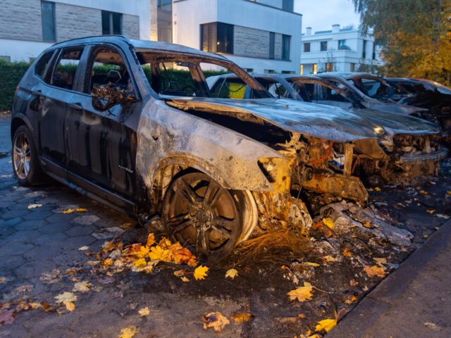 03 November 2025, Hamburg: Burnt-out vehicles stand on a street in the Othmarschen distric