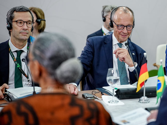 07 November 2025, Brazil, Belém: German Chancellor Friedrich Merz (CDU, center) meets Lui
