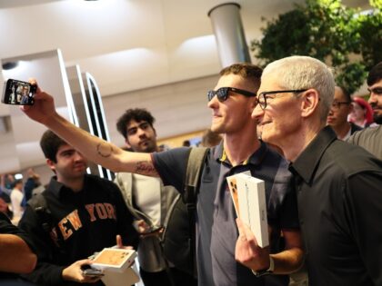 Tim Cook poses for picture with iPhone buyer