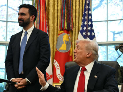 US President Donald Trump (R) meets with New York Mayor-elect Zohran Mamdani in the Oval O