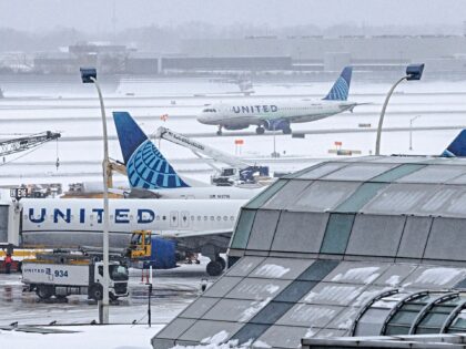 VIDEO: Winter Storm Blasting Midwest Cancels 1,400 Flights