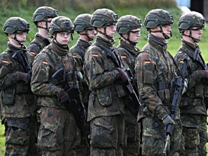 dpatop - PRODUCTION - 13 November 2025, North Rhine-Westphalia, Ahlen: Recruits during sho