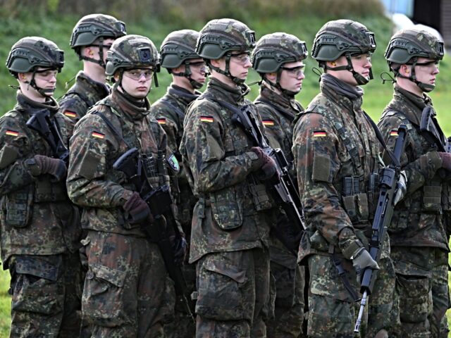 dpatop - PRODUCTION - 13 November 2025, North Rhine-Westphalia, Ahlen: Recruits during sho