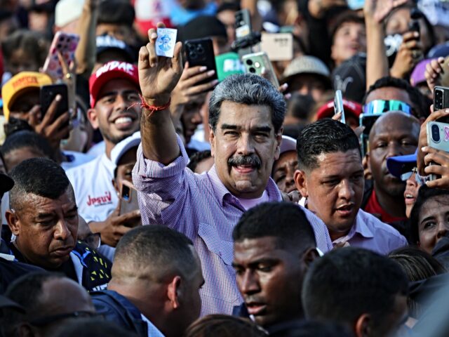 dpatop - 13 November 2025, Venezuela, Caracas: Venezuelan President Nicolas Maduro shows a