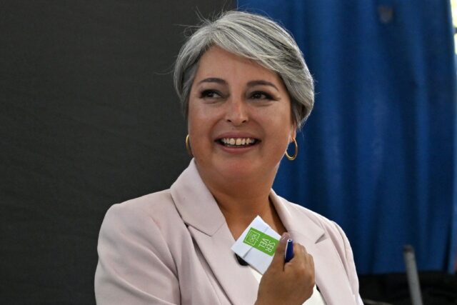 Chile's presidential candidate Jeannette Jara, of the Unidad por Chile coalition, sho