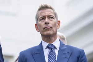 Airport closures, flight delays expected to continue amid shutdown