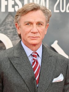 Daniel Craig takes on 'impossible crime' in 'Wake Up Dead Man' trailer