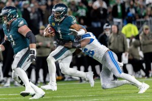 Eagles stay atop NFC with gritty win over Lions