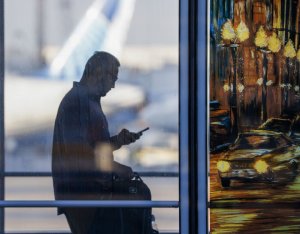 FAA lowers required flight cuts to 3% at 40 airports