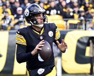 Steelers' Aaron Rodgers aims to play vs. Bears, despite wrist fracture