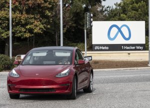 Tesla inquiry grows over door handle issue