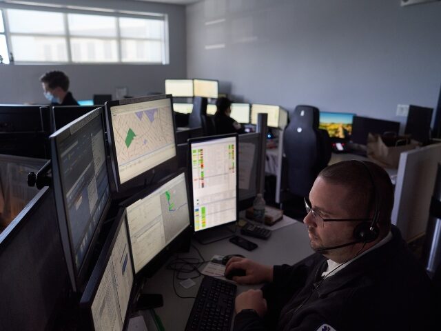 911 dispatcher answering emergency calls