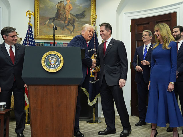Title: Trump Image ID: 25336725089797 Article: President Donald Trump shakes hands with Mi