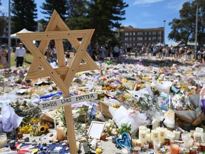 AP25352193743028 Title: Australia Shooting Image ID: 25352193743028 Article: A floral tribute outside the B