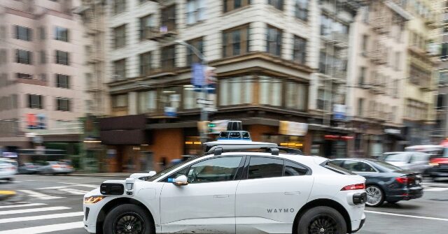 Horší než (většina) lidí: Bezřidičové taxi Waymo narušilo zásah hasičů na místě aktivního požáru