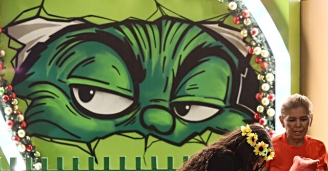 Christmas in Post-Gang El Salvador Features Santa, Reindeer, and the Grinch