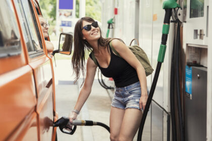 Mom pours fuel and gets on her way with her daughter