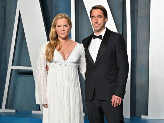 GettyImages-1388209967 Amy Schumer and Chris Fischer attend the 2022 Vanity Fair Oscar Party hosted by Radhika Jo