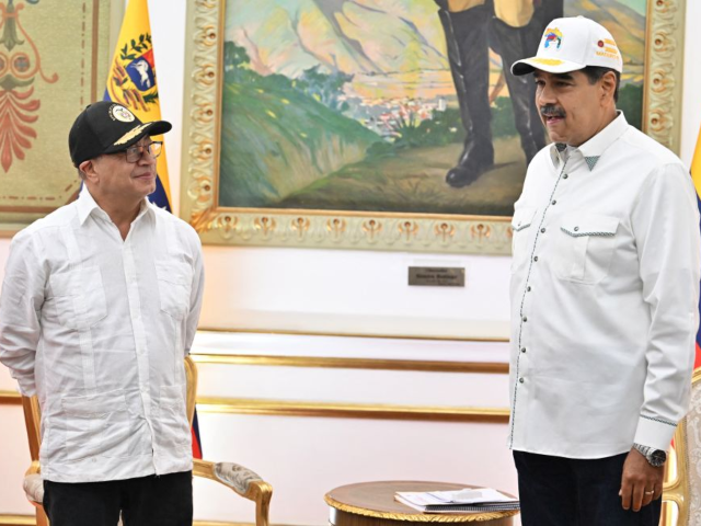 Colombian President Gustavo Petro (L) and his Venezuelan counterpart Nicolas Maduro chat d