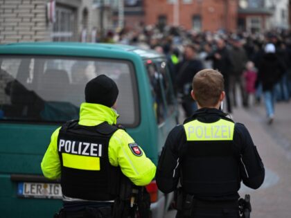 05 December 2025, Lower Saxony, Borkum: In some cases, the police secure the event. Photo: